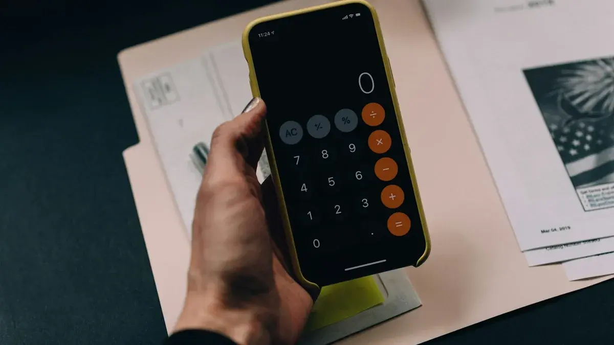 Chauffeur entrepreneur VTC analysant des documents juridiques et statuts d'entreprise sur sa tablette tactile
