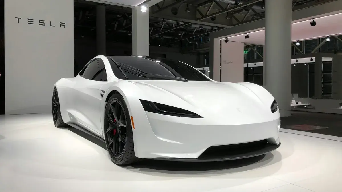 Gros plan sur la carrosserie lustrée et les finitions haut de gamme d'une berline VTC noire parfaitement entretenue
