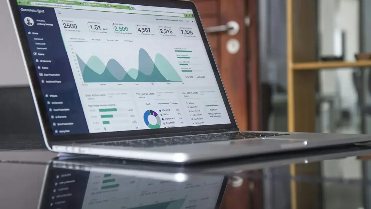 Chauffeur VTC analysant son coefficient bonus-malus et son historique d'assurance sur son ordinateur portable