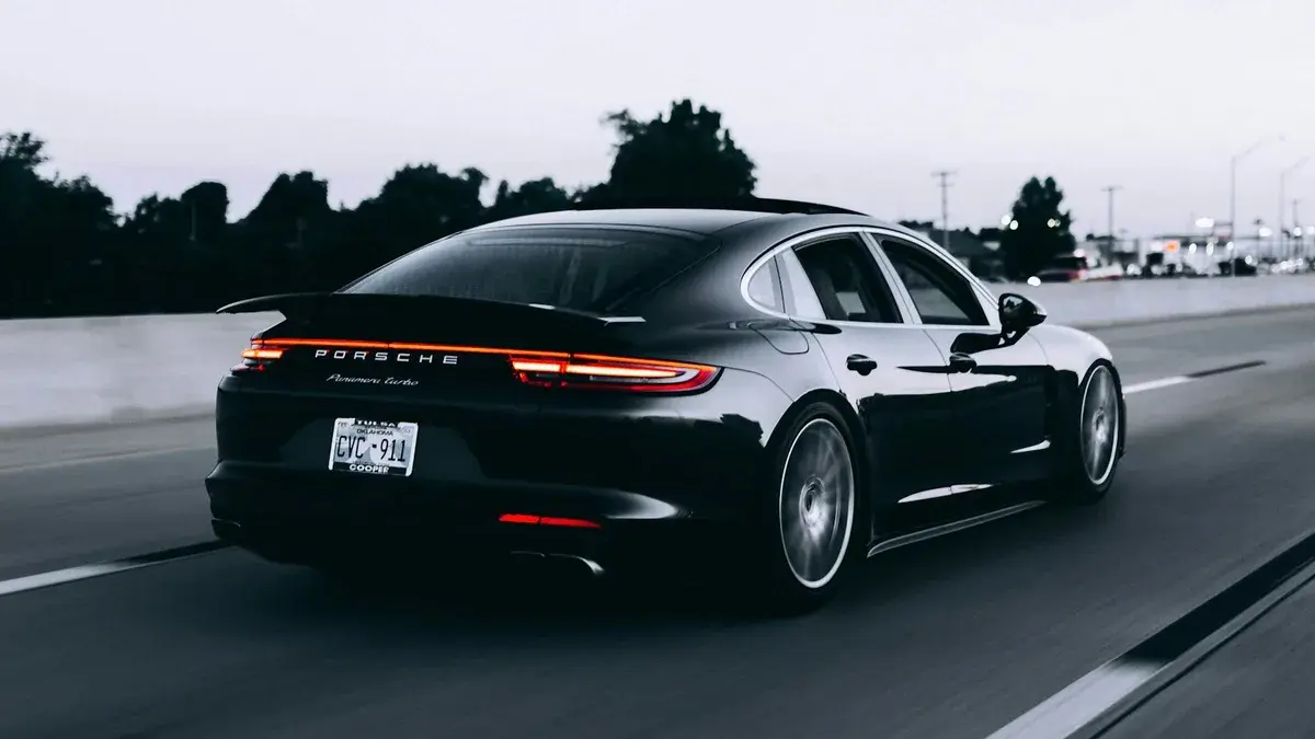 Alignement de berlines de luxe et véhicules électriques premium pour le transport de personnes VTC