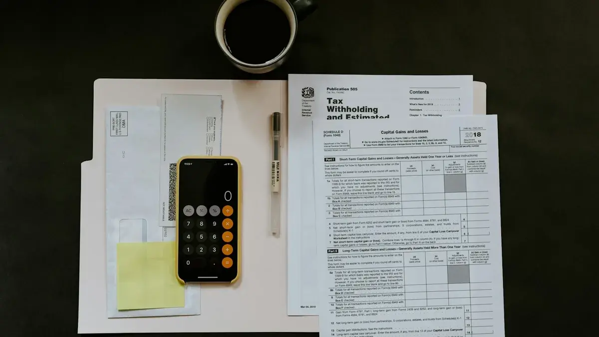 Chauffeur VTC calculant son budget d'exploitation et le coût annuel de son assurance sur smartphone